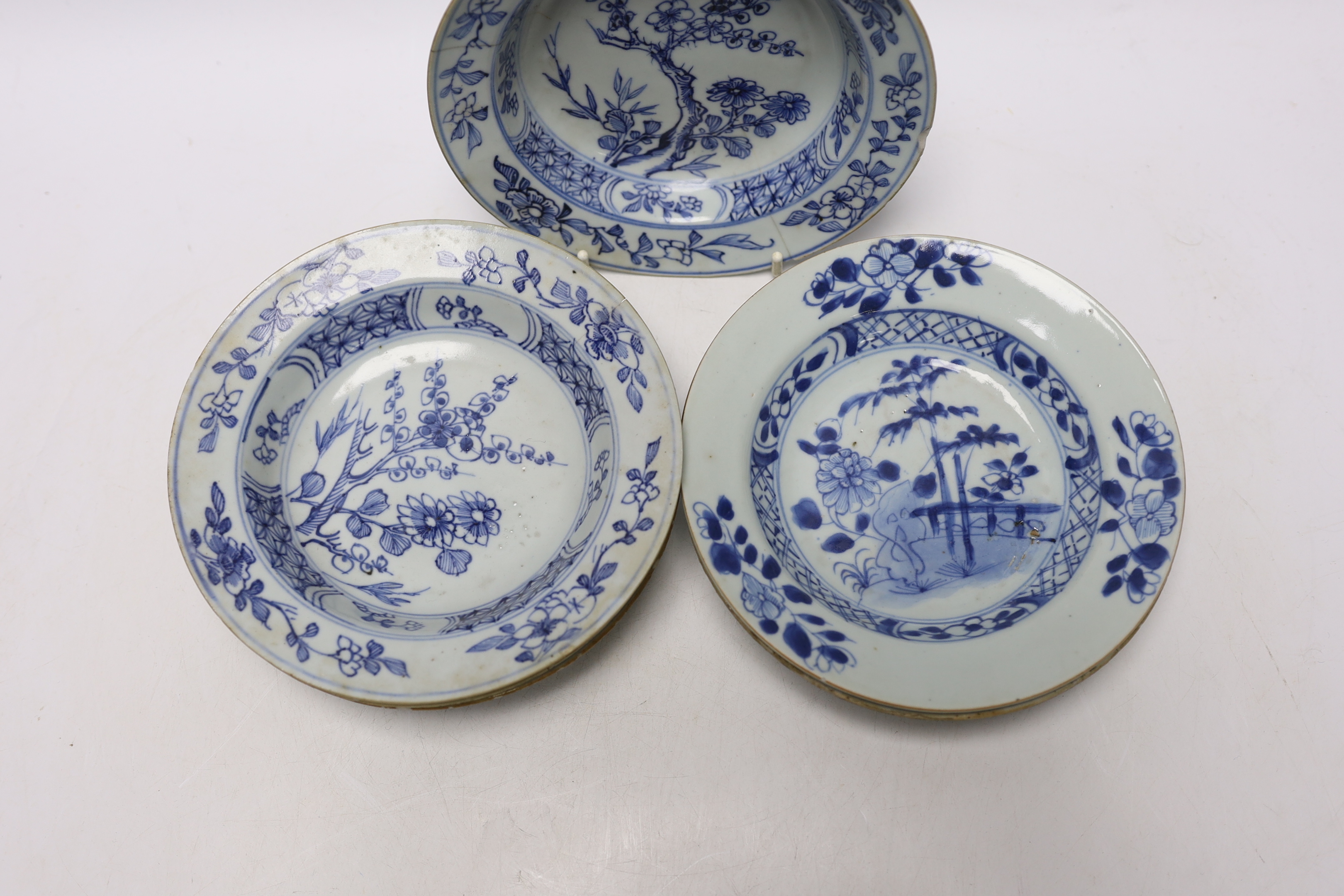 A set of six Chinese blue and white bowls, Kangxi/Yongzheng period, 16cm in diameter
